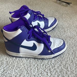 Girls Size 5Y great condition. Needs a little cleaning but otherwise great!
